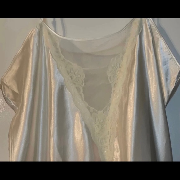 Lace Gown (Size M) - Picture 3 of 3